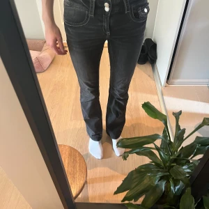 Lågmidjade jeans  - Säljer ett par svarta Lågmidjade jeans från Gina Tricot i storlek 164. Jeansen har raka ben, klassiska fickor fram och bak samt vita kontrastsömmar. Snygg passform med låg midja.  Perfekta till höst och vinter. 