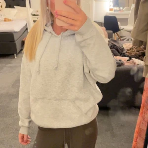 Ljusgrå hoodie med huva och ficka - jätte skön och enkel hoodie💕💕❤️