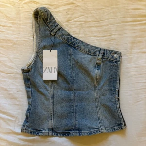 Jeans one shoulder topp från Zara - Oanvänd jeans one shoulder topp från Zara. Köpare står för frakt☀️ Nypris 359kr