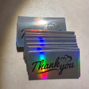 Thank you kort  - Snygga, holografiska kort med texten 'Thank you' och hjärtmotiv. Perfekta för att ge en personlig touch till presenter, brev eller paket. Passar dig som vill sprida lite extra glädje och uppskattning till vänner eller kunder. Korten är ifrån Shein. Säljer för dom inte kommer till användning.