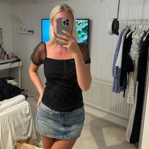 Svart topp med puffärmar - Svart topp med fyrkantig urringning och korta puffärmar🥰