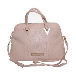 Beige handväska från Valentino - Snygg beige handväska från Valentino med reptilmönstrad yta och guldfärgade metalldetaljer. Väskan har både handtag och justerbar axelrem, samt dragkedja upptill. Perfekt för dig som vill ha en stilren och trendig accessoar.