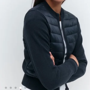 Mörkblå cardigan jacka 💕🪽 - Snygg mörkblå liknande moncler cardigan jacka! Använd ungefär 3 gånger o är i nytt skick 💕 inga defekter alls o är skit snygg till hösten o våren 🪽 super stileren o säljer för 100kr billigare än vad den är köpt för då den inte går o köpa längre 💕🪽