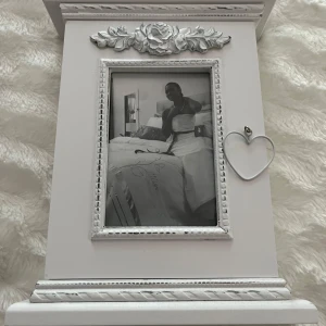 Nyckelskåp  - En vit nyckelskåp i fin stil. Är helt ny oanvänd.