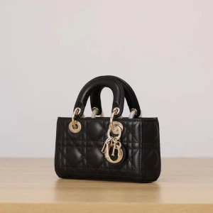 SVART MINI VÄSKA  - Helt ny svart mindre väska i äkta läder! Micro storlek, 16x9x5cm. Två extra band medföljer med, en kort och en längre. Box, dustbag & tillbehör medföljer med. Gulddetaljer på hela väskan. 