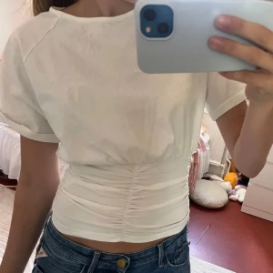 Trendig cider tröja storlek S men liten i storleken -  Snygg vit topp från Cider med åtsittande midja. Kom privat för egna bilder 😊🙌🏼 nyskick så jag bara testat den sen har den legat i garderoben. Tryck gärna på köp nu