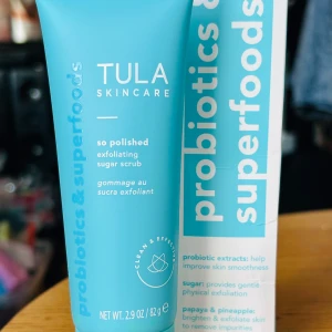 ”So Polished” exfoliating sugar scrub från TULA Skincare! - Prisbelönta ”So Polished” exfoliating sugar scrub från TULA Skincare. 82 g. Plomberad med kartong.