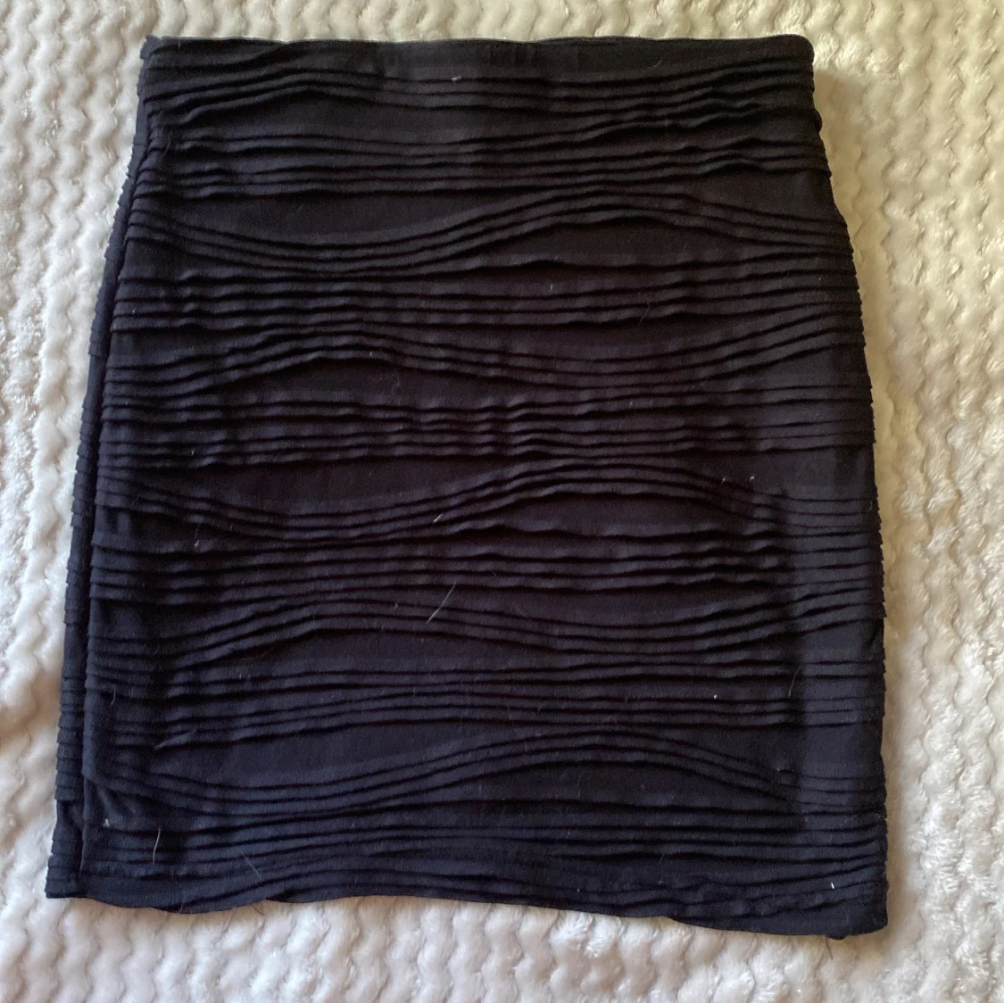 Svart kortkjol från ONLY med struktur