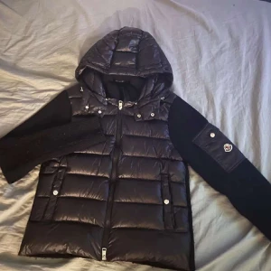 Moncler cardigan S - Riktigt snygg moncler cardigan utan några defekter näst intill nyskick!