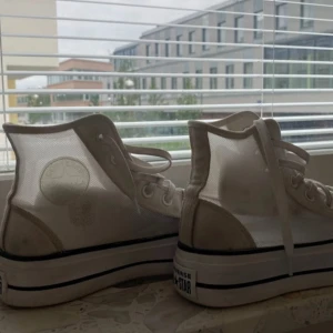 Vita Converse All Star sneakers mesh - Jättecoola converse i mesh! Då dem är vita så har dem fått lite fläckar, men annars helt hela!