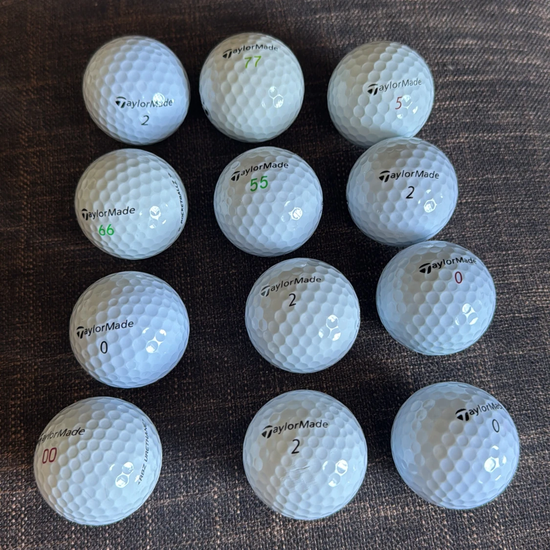12 st blandade taylormade golfbollar. Bollarna är i A klass
