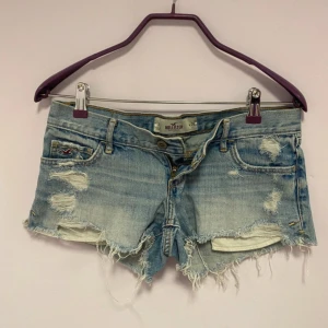 Lågmidjade jeansshorts från Hollister - Snygga ljusblå jeansshorts från Hollister med låg midja. Bra skick. Kom povat för frågor!❤️