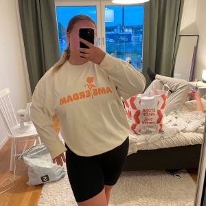 Vit oversized långärmad tröja Amsterdam - Säljer en vit oversized långärmad tröja med orange tryck där det står 'Amsterdam' och en tulpan på bröstet. Tröjan har en avslappnad passform och är perfekt för chill dagar. Helt ny