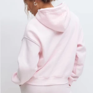 Ljusrosa hoodie med huva - Supermjuk ljusrosa hoodie med huva och känguruficka framtill. Oversized passform och långa ärmar gör den perfekt för en chill look. Tillverkad i bomullsmix som känns skön mot huden. Enkel och stilren design utan tryck eller mönster.❤️