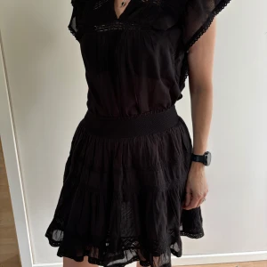 Neo Noir blus och kjol set - Supersöt svart set från Neo Noir nypris 1200. Blus Jayla och kjol Caillia båda str 36. Helt oanvänd endast testad. Går att köpa separat om så önskas för 300kr styck🩷