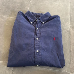 Ralph Lauren skjorta GE PRISFÖRSLAG  - Skick: 8/10 | Storlek: L  | Passar perfekt för dig som är 175-180 | Nypris: 1600 | Mitt pris: Ge prisförslag | Köparen står för frakt | Hör av er vid frågor. 