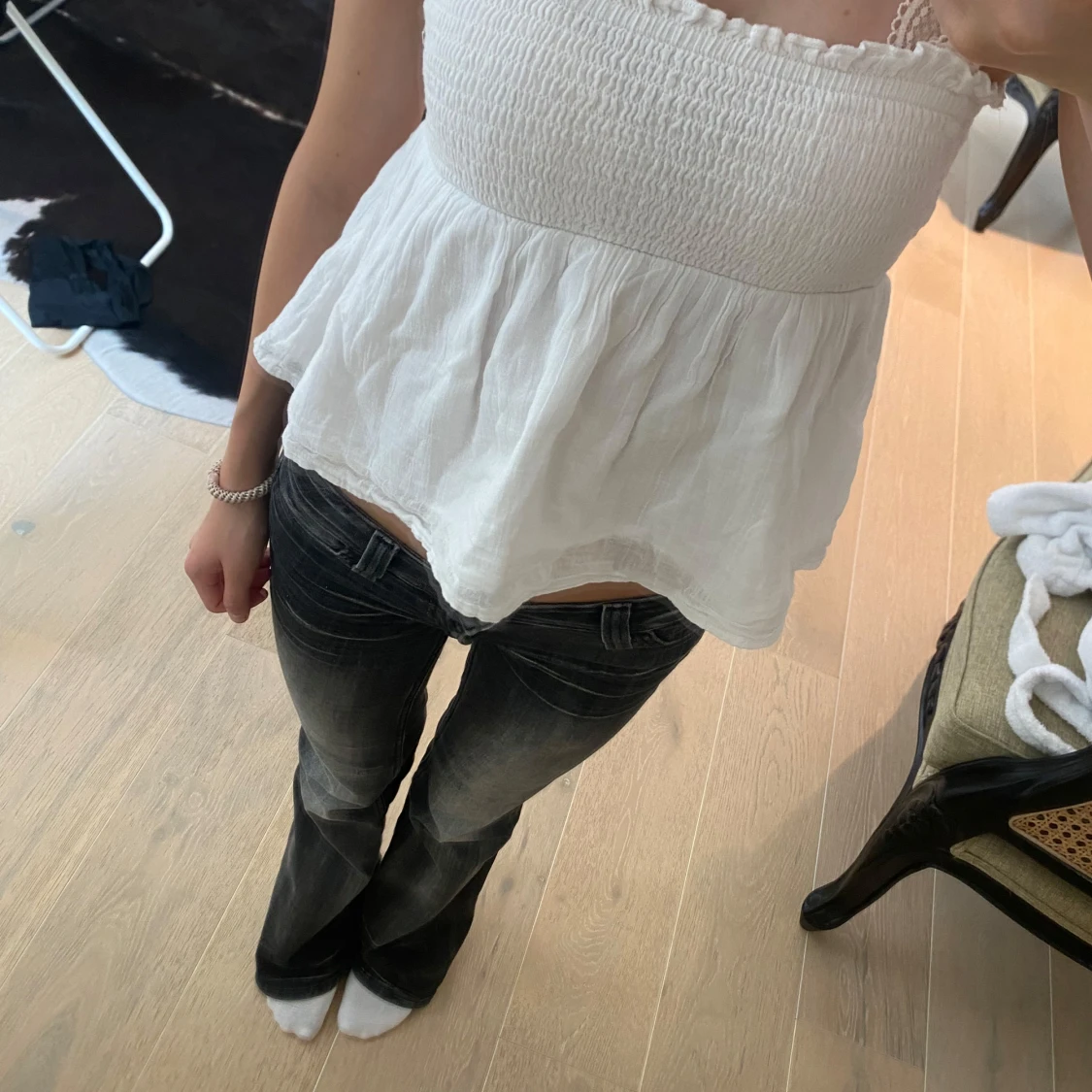 Vit smockad linnetopp med volang