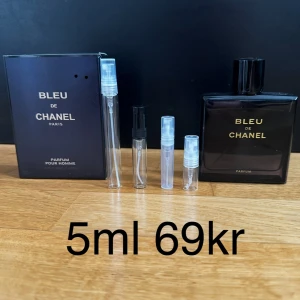 Bleu de Chanel Parfum 5ml - Bleu de Chanel Parfum är en maskulin doft med träiga och citrusaktiga noter. Vilket är en perfekt ”all around” parfym. Perfekt för den moderna mannen som vill ha en sofistikerad och tidlös doft. Priset står för 2ml, 2ml är ca 30st sprut. KOLLA PROFILEN OM DU VILL KÖPA SAMPELS. 2ml 39kr | 3ml 49kr | 5ml 69kr | 10ml 119kr | 