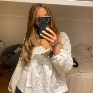 Peplum blus - Snygg peplum blus. Använd enstaka gånger så i väldigt bra skick!