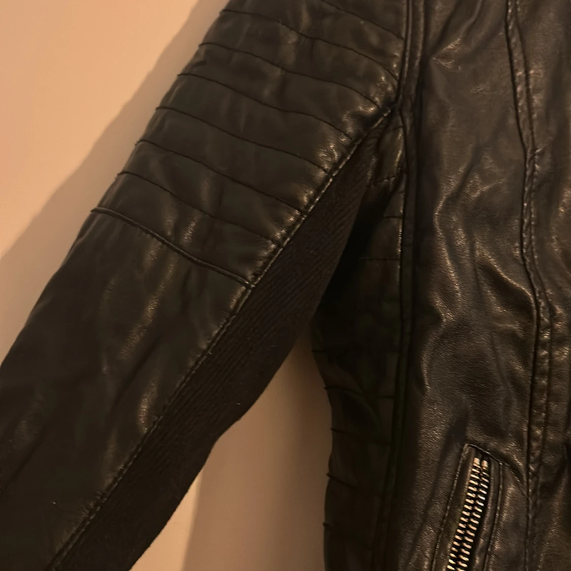 Svart skinnjacka H&M med dragkedjor - 3