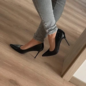 svarta klackar  - superfina svarta klackar! köpt på plick för 400kr men dem är tyvärr alldeles för små så bilderna är från förra ägaren!💕 dem är helt nya och oanvända och sulan tyder på att ingen gått med dem! storlek 40 men upplever dem en aning små. använd gärna köp nu! 