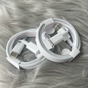 Vita USB-C till Lightning kablar - Två stycken vita laddkablar med USB-C till Lightning-kontakt. Perfekta för att ladda och synka din iPhone eller iPad. Kablarna är ca 1 meter långa och har en stilren, minimalistisk design i vitt plastmaterial.