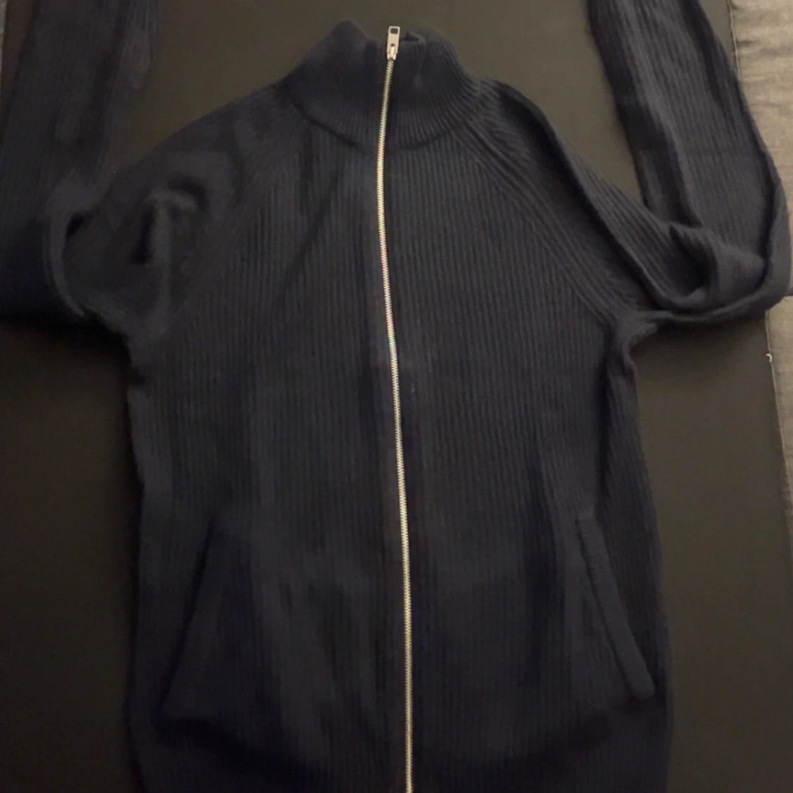 Mörkblå ribbad zip-tröja från Jack&Jones - 1