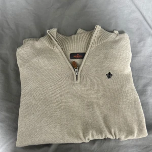 Morris half zip - Denna fina half zipen har bara använts ett fåtal gånger och är i riktigt bra skick med inga skador.