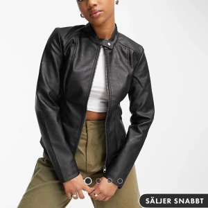 JDY - skinn/läderjacka  - Intressekoll 💞💞 Ny skinnjacka, använd 2 gånger. Inga defekter alls. Hör av er vid intresse eller frågor 💓