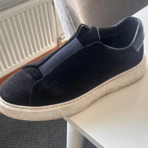 Legend skor - Mörkblåa Legend skor strl 42,5 (27.3 cm) Knappt använda och nypriset var 1500. Tvättar såklart de innan jag skickar. 