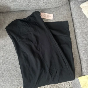 Svart bandeuklänning från Nelly  - En enkel och stilren svart bandeuklänning från Nelly