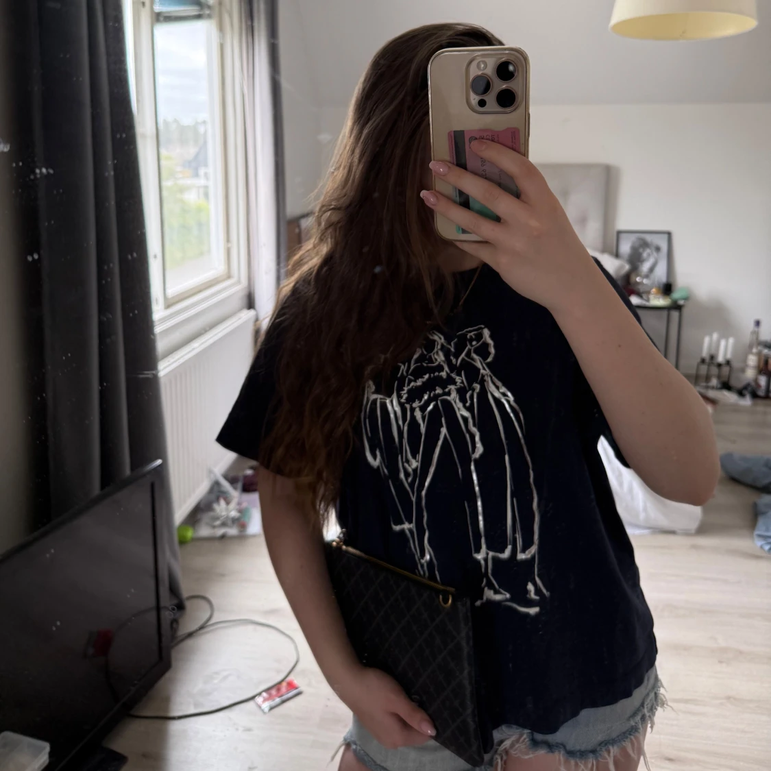 Svart t-shirt med vit grafiskt tryck