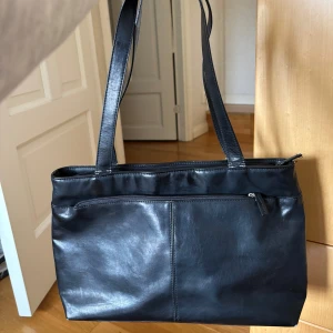 Svart handväska  - Så fin vardagsväska!! Passar både till utekväll och skola🌸 Massor av fack och dragkedjor💕 Väskan är köpt secondhand men märket ser ut som Wedins!!! Vågar dock ej lova att det är äkta då de inte finns annan lapp än den på bilden🩷 Slitningar vid handtagen som syns på sista bilden är den enda defekten jag hittat