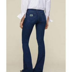 Mörkblå bootcut jeans från Lois - Storlek W27 L32. Säljer ett par mörkblå jeans från Lois med bootcut och medelhög midja. De är som låg midja. knappt använda alls så i mycket bra skick. väldigt stretchigt material 