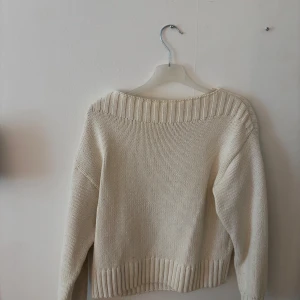 Beige stickad tröja från Gina Tricot - Säljer en beige stickad tröja från Gina Tricot i storlek XS. Tröjan har en bred ribbad kant vid halsringning, ärmslut. Den har sminkfläck vid halsen därav jag sänker priset😊