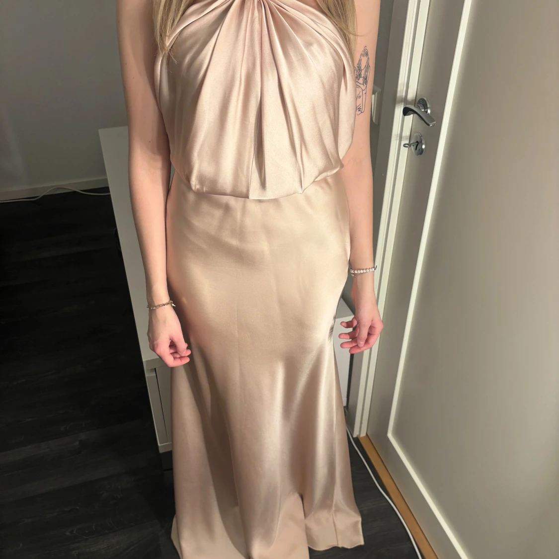 Champagnefärgad långklänning från ASOS Edition - 1