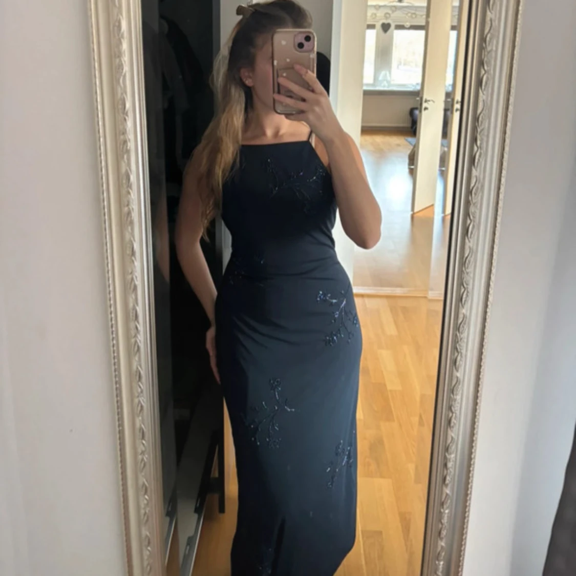 Mörkblå långklänning med broderade detaljer