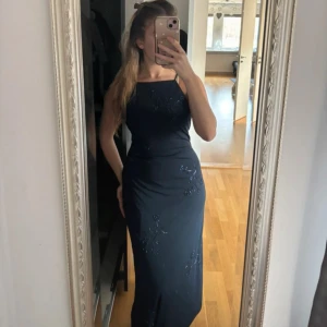 Mörkblå långklänning med broderade detaljer - Säljer en elegant mörkblå långklänning. Storlek S, så fina detaljer till. Passar perfekt till balen eller annat festligt tillfälle. Från USA