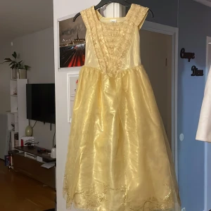 Belle från Disney Store - Belles klänning i skönheten och odjuret, från Disney store. Köpte den när jag va liten!
