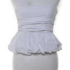 Vit volang tubtopp från Zara - Säljer denna söta vita tubtopp från Zara med volang, säljer då den tyvärr inte kommer till användning💕