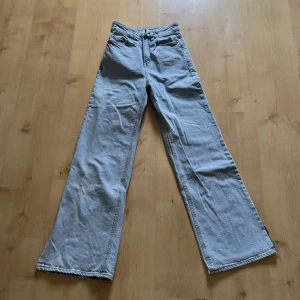 Ljusblå wide leg jeans från H&M - Ljusblå jeans med wide leg-modell från H&M. Byxorna har hög midja, klassiska fem fickor och raka, vida ben. Perfekta för en avslappnad och trendig look.