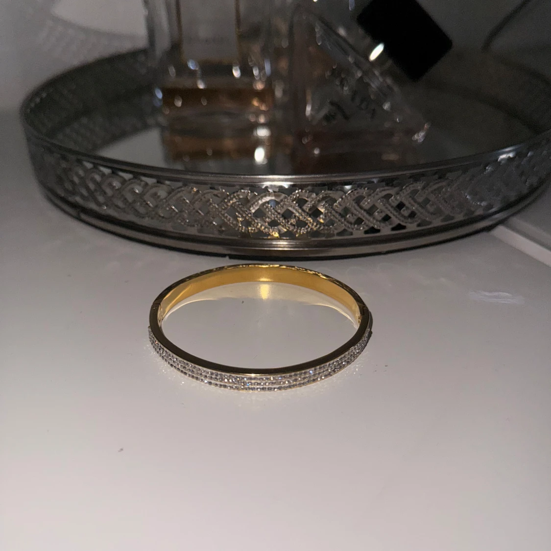 Guldigt armband med glittriga stenar