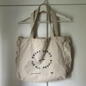 Beige tygkasse från lager 157 - Snygg tygkasse som en super strandväska i sommar