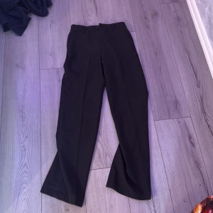 Svarta kostymbyxor med raka ben - Jag säljer dessa kostymbyxor från Lindex. Aldrig använda bara testade! Jag köpte dom för 400kr. Jätte snygga på och lite högmidjade. Super snygga och skönt material!💞