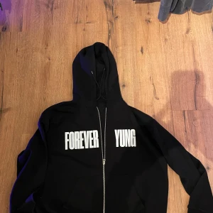 Forever Yung lean merch - Svart Yung lean forever yung merch köpt på konsären aldrig andvänd