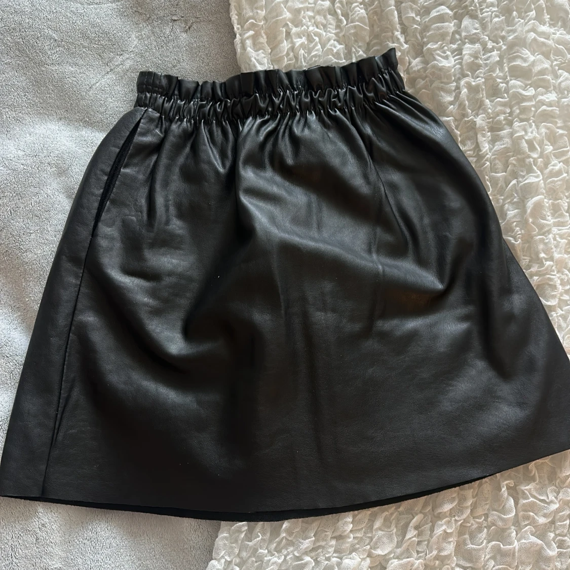 Svart kjol i skinnimitation 