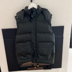 Daniel Hills Väst - Skick 10/10, knappt använd. 