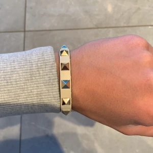 Valentino armband  - Vitt valentino armband med guldiga nitar | skick: 8,5/10 | skriv vid minsta fråga eller fundering🤝✍️