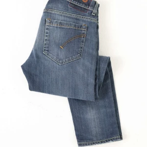 Blå Dondup jeans  - Vi säljer ett par Dondup George jeans! Storleken är 33 men dessa jeans blev skräddarsydda av förra ägaren vilket gör att de är mycket mindre(ca 28)! Modellen på bild är 180cm och väger ca 60kg! Opps! Dondup emblemet i silver på bakfickan är tyvärr borta! 