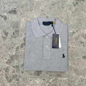 Ralph Lauren pike  - Tja! Säljer nu denna otroligt snygga Ralph Lauren pike. Den är sprillans ny med lappar och påse kvar (endast testad). Perfekt inför sommaren! Storlek S. Ger rabatt vid köp av 2 eller fler plagg och fraktar alltid snabbt, mvh😊